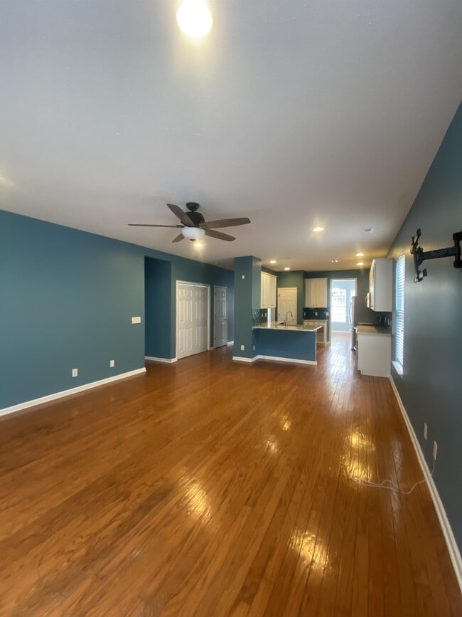 Building Photo - 421 Emerson Dr