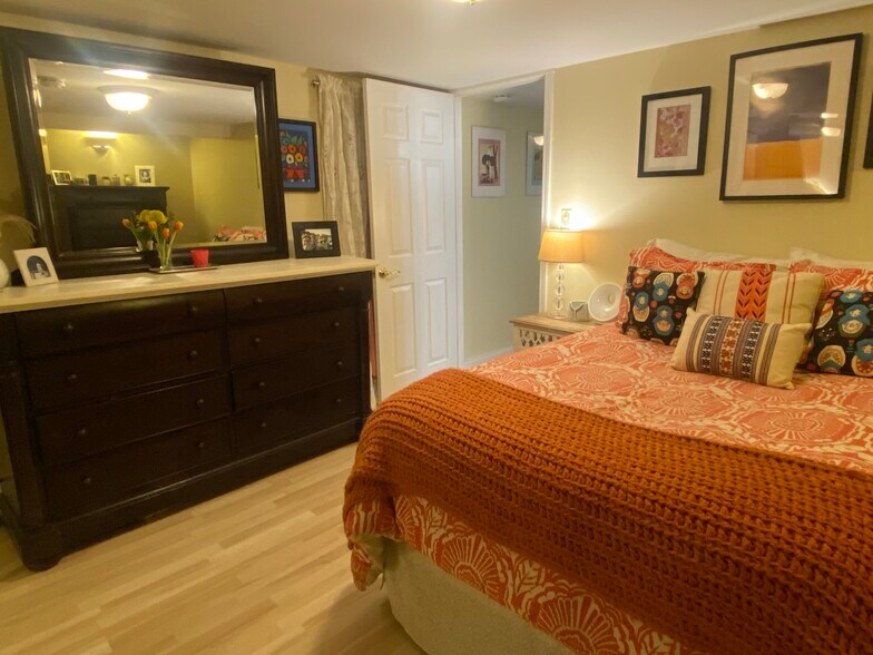 Bedroom - 1624 W Rascher Ave