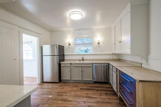 Building Photo - Charming Burlingame Home, 2 Bedroom / 1 Ba...