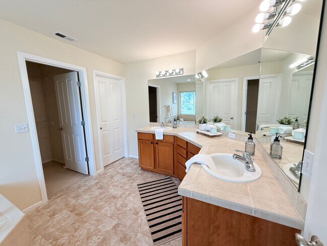 Building Photo - For Rent – Bright & Spacious Home with Bonus Room