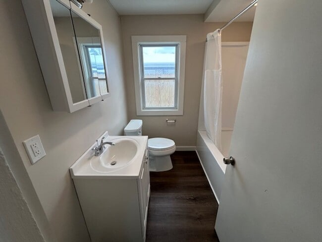 Building Photo - 5 Bed - 1.5 Bath Single Family Home in Lorain