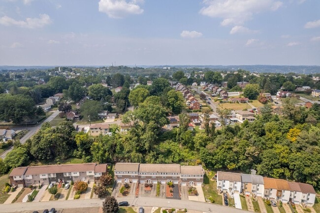 Building Photo - AVAILABLE FOR EARLY OCTOBER! 2-BEDROOM TOW...