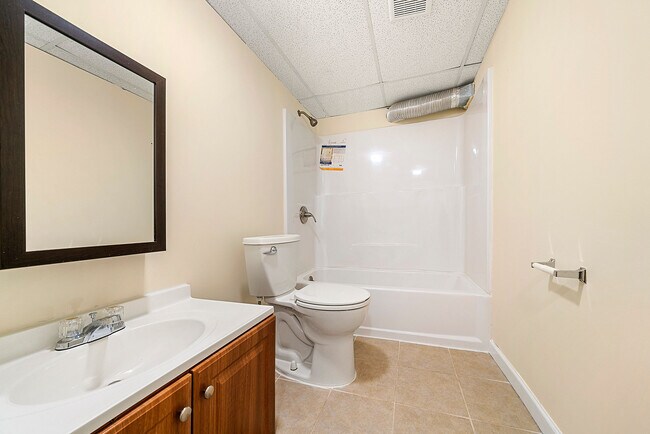 Building Photo - 670 Highland Ct