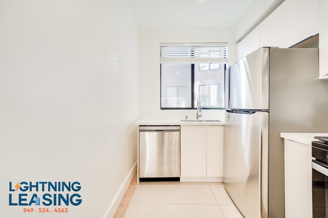 Building Photo - 8811-8815 Burton Way