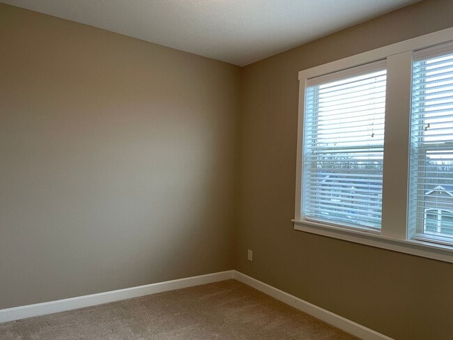 Building Photo - LUXURY 4 BD TOWNHOME! GATED PARKER VILLAGE...