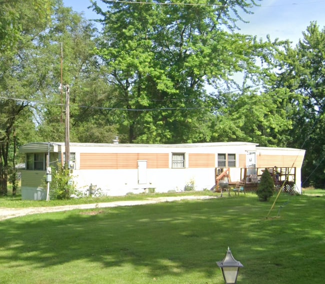 Primary Photo - Cozy Cabin-Style Living Just Minutes from ...