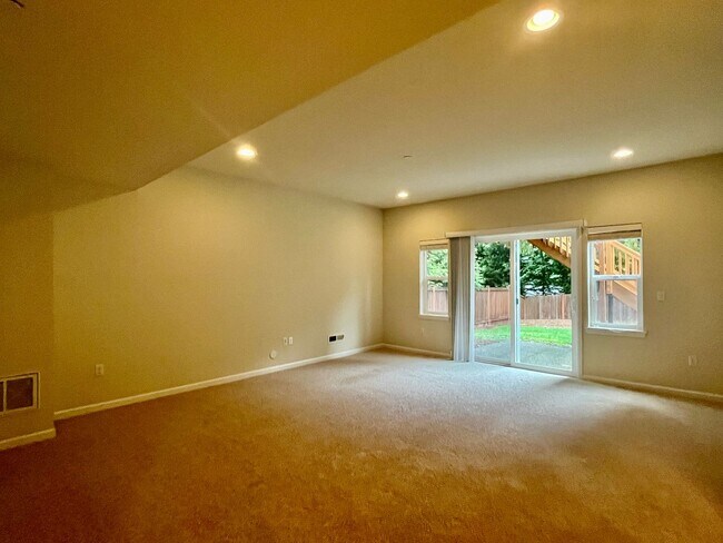 Building Photo - Spacious 5-Bedroom Home for Rent in Kenmore
