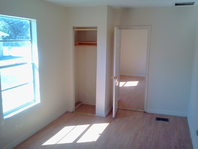 Building Photo - 3BR/1BA with HUGE Backyard, Laminate Wood ...