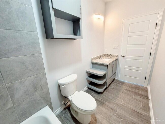 Building Photo - 3815 Las Vistas Ln