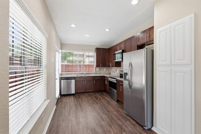 Building Photo - 608 Fiesta Cir