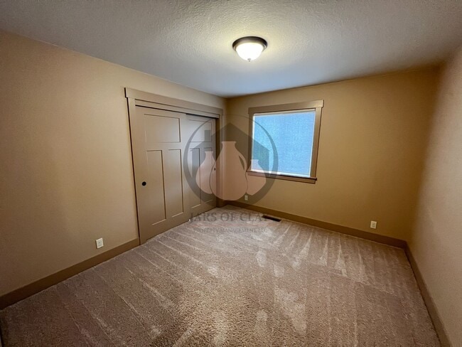 Building Photo - Beautiful South Salem Home