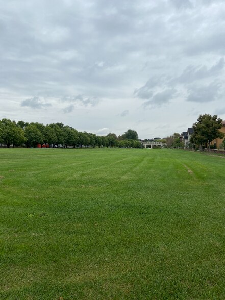 Building Photo - 2458 Syracuse St