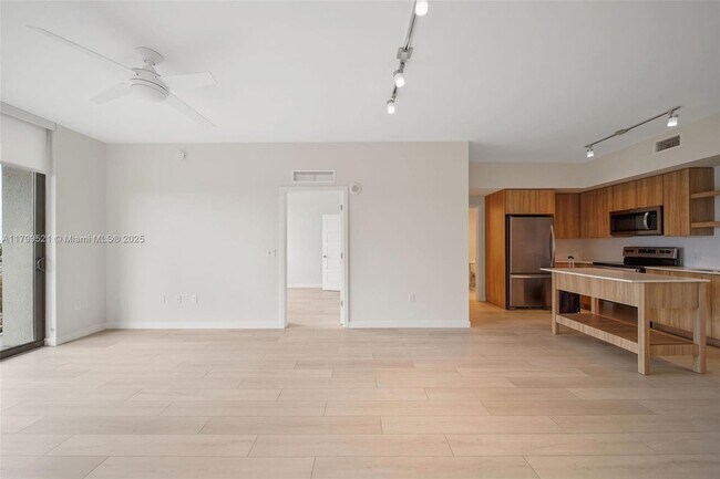 Building Photo - 555 NE 8th St