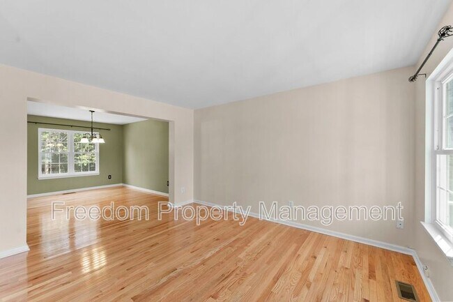 Building Photo - 9140 Worthington Dr
