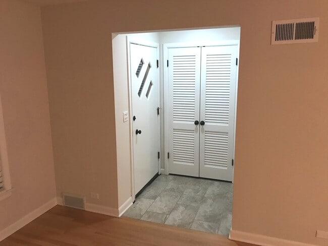 Building Photo - 819 Tomawadee Dr