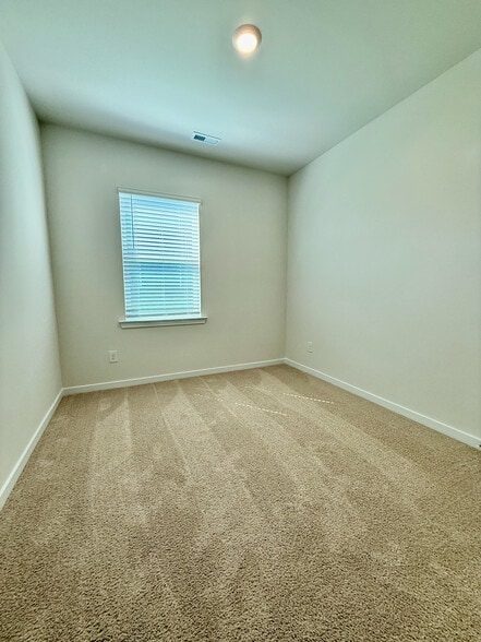 Building Photo - Room in House on Cramer Crk Dr