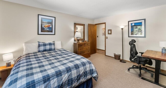 Building Photo - SKI LEASE: Ranch Home with Garage & Gas Fireplace!