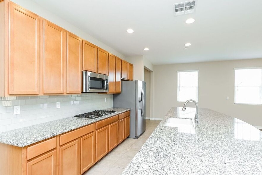 Building Photo - 577 Comodo St