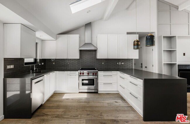 Building Photo - 2425 Rinconia Dr
