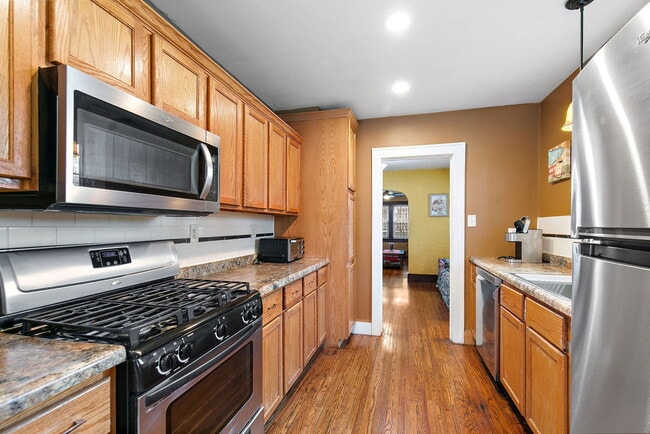 Building Photo - 811 Ellwood Ave