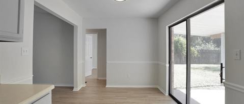 Building Photo - 10601 Silver Creek Dr