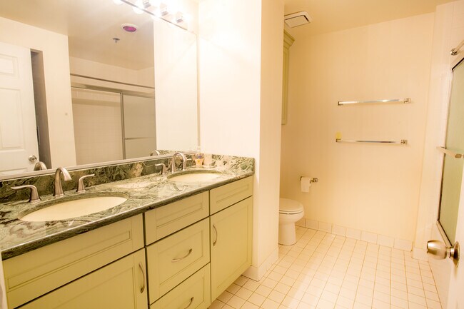 Double sinks in master bath - 960 Fell St