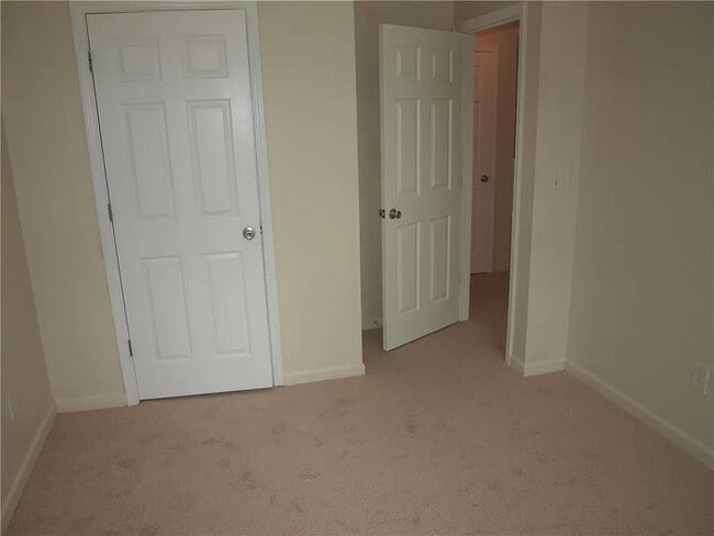 Building Photo - Three Bedroom Town Home, Total Electric
