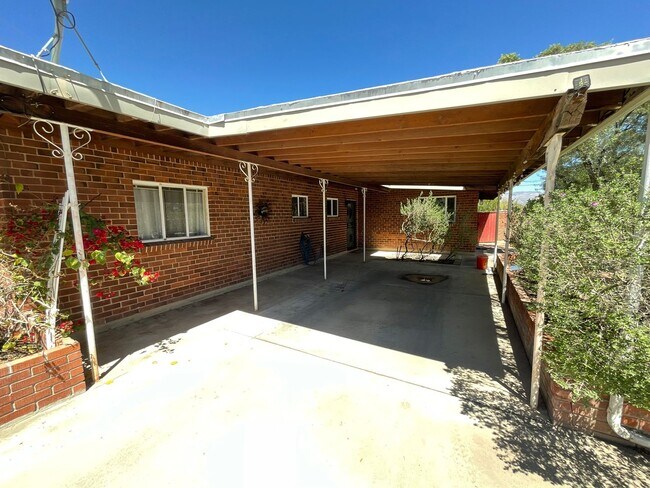 Building Photo - Eastside home with privacy on cul-de-sac