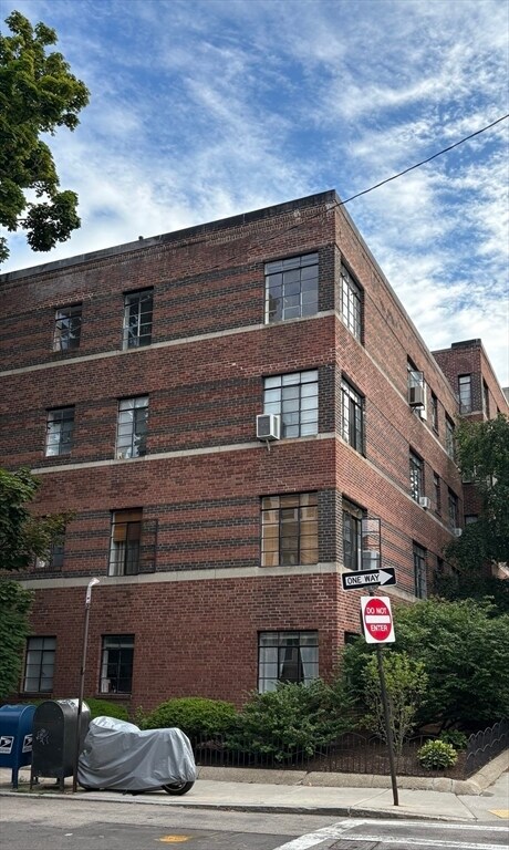 Building Photo - 93 Strathmore Rd