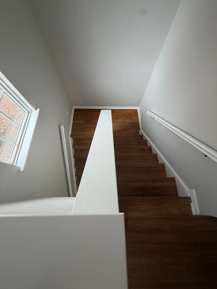 stairwell - 514 Cedar Hollow Dr