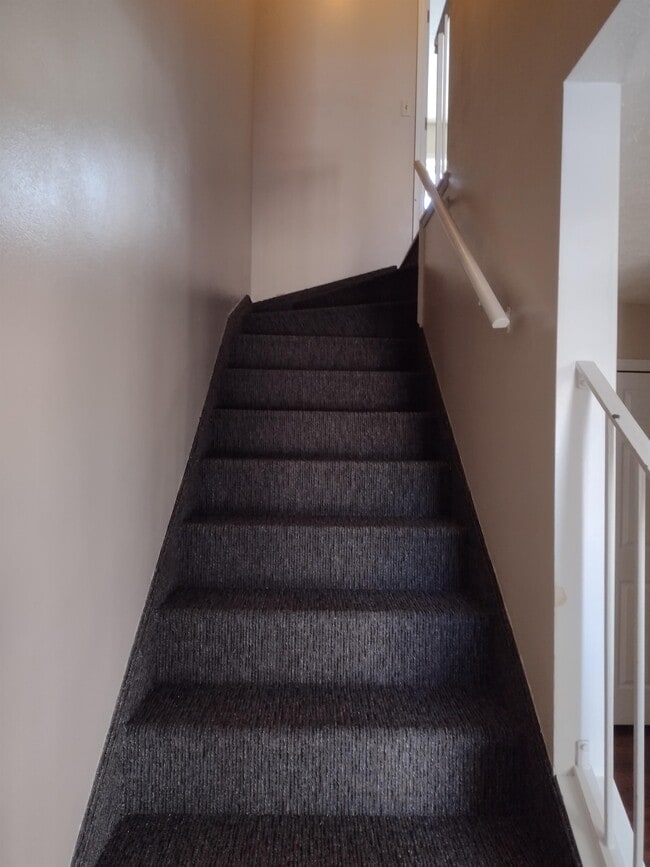 Building Photo - 1127 9th W Ave