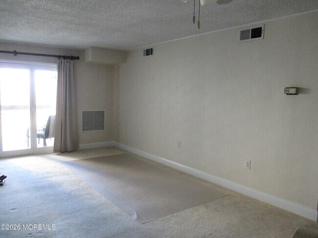 Building Photo - 32 Center Ave