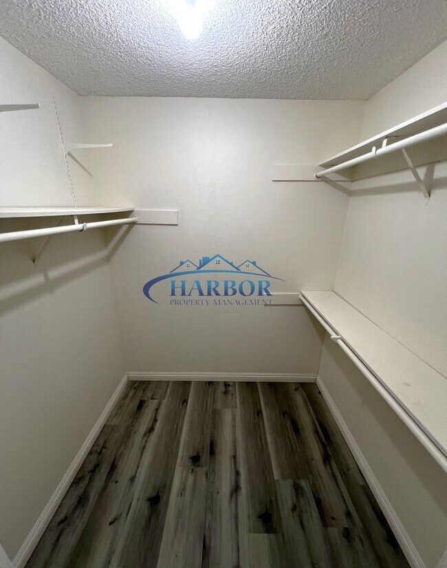 Building Photo - Beautiful Upstairs 1 Bedroom 1 Bath Condo