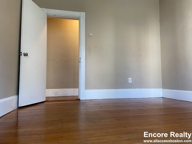 Building Photo - 8-8 Sunset St