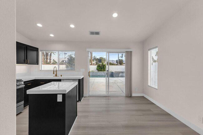 Building Photo - 83950 Avenida Serena