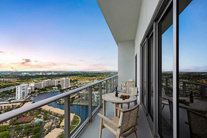 Building Photo - 4010 S Ocean Dr