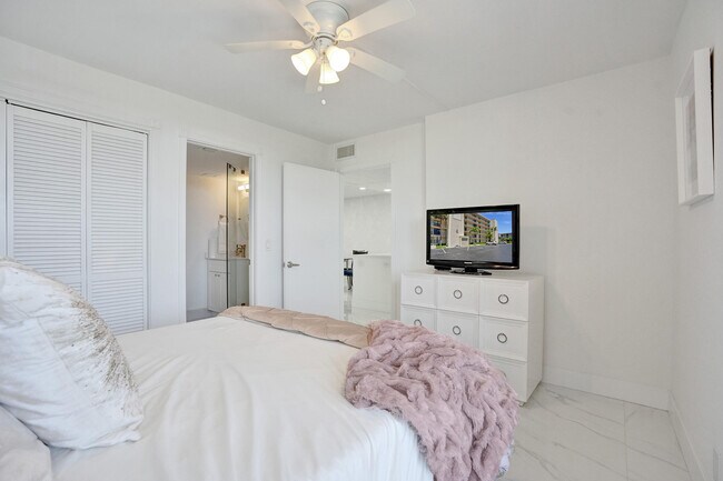 Building Photo - 6 Royal Palm Way