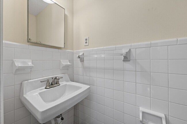 Building Photo - 573 Waldorf Dr