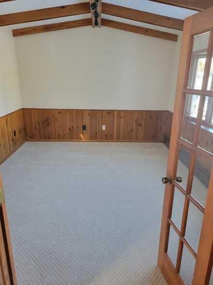Main Floor Office - 4605 Oneida St