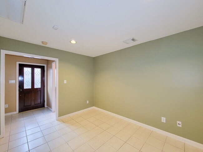 Building Photo - Great opportunity to lease a wonderful town home in the Montrose /Midtown location and within eas...