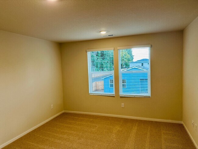 Building Photo - Beautiful Brand New 5 Bedroom Home!