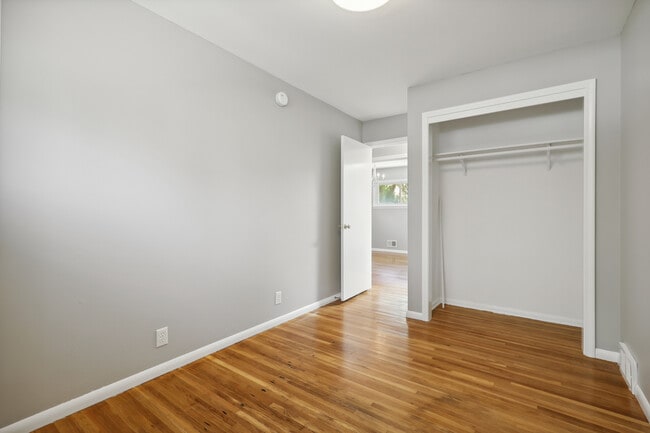 Building Photo - 10003 Crestridge Dr