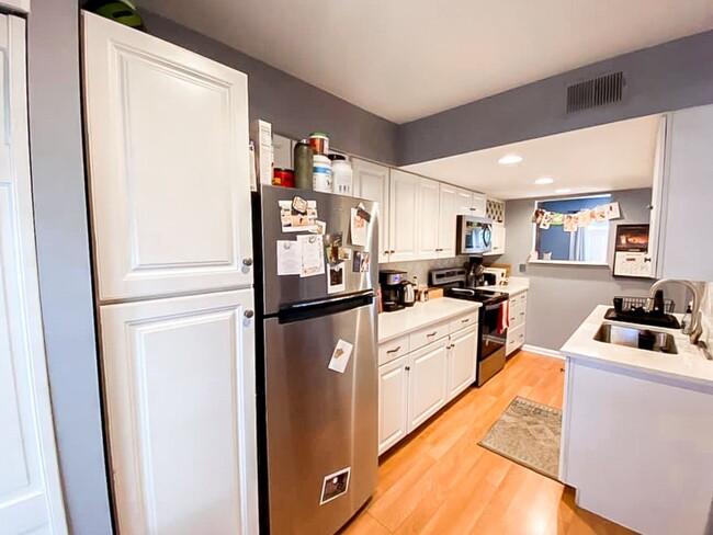 Building Photo - Beautiful 3 Bedroom 2.5 Bathroom Brick Fro...