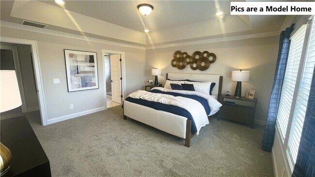 Building Photo - 3237 Madeira Dr