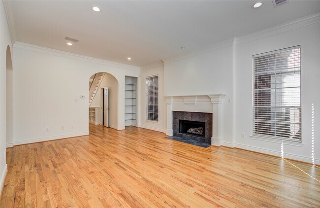 Building Photo - 1931 Woodbury St