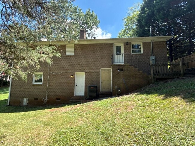 Building Photo - 645 Greenbriar Ave