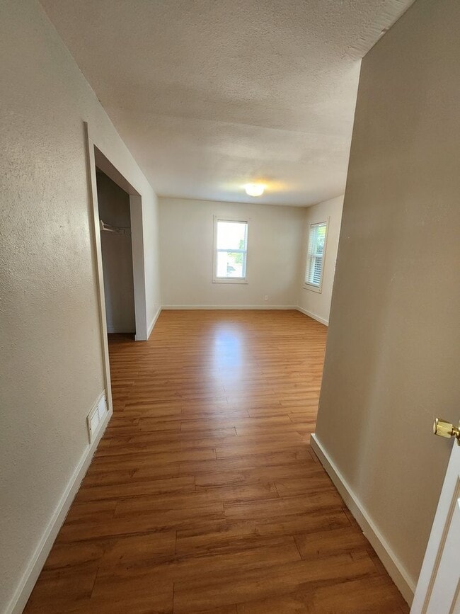 Building Photo - Charming Old-School 4-bedroom Home for Rent!