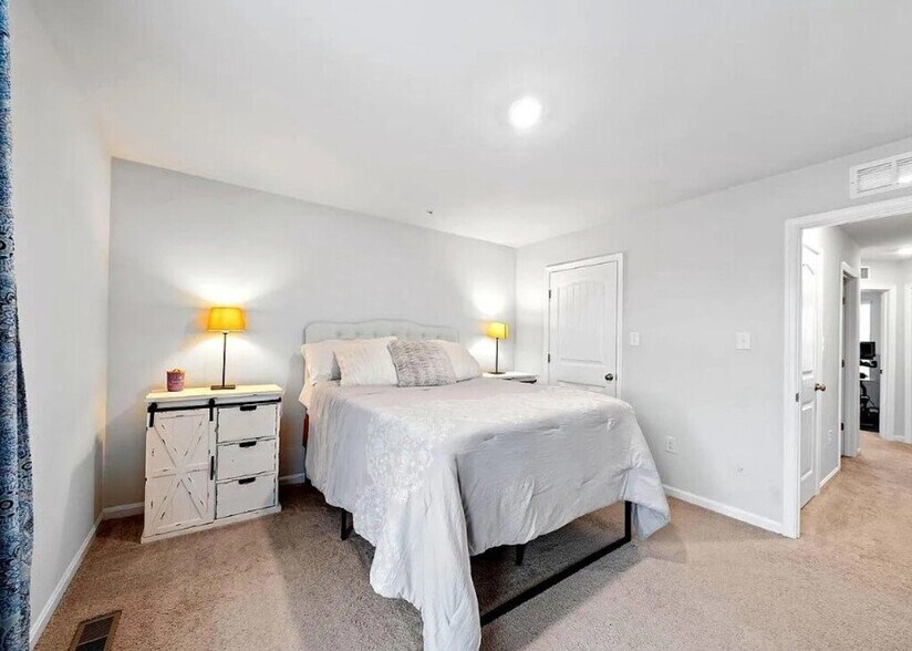 Building Photo - 371 Wheatfield Dr