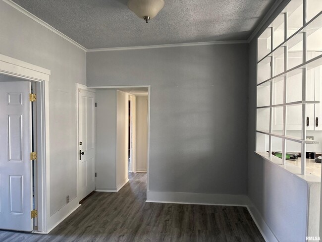 Building Photo - 901 NE Glen Oak Ave