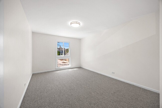 Building Photo - 1615 W Greenleaf Ave